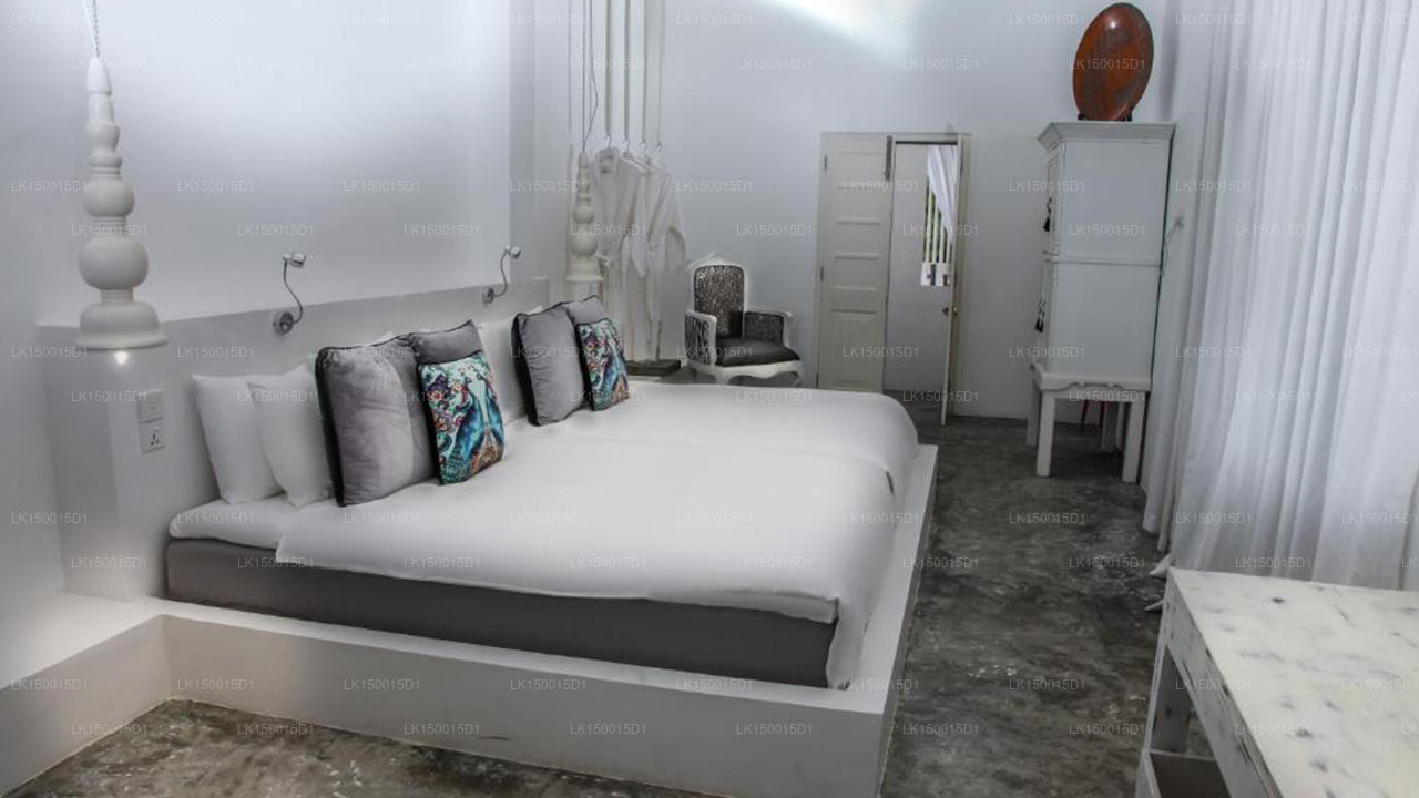 W15 Escape, Ahangama