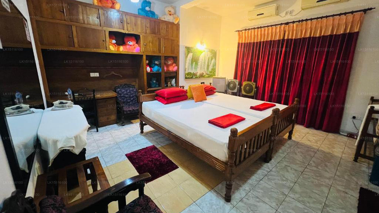 Senathilaka Guest Inn & Restaurant,  Puttalam