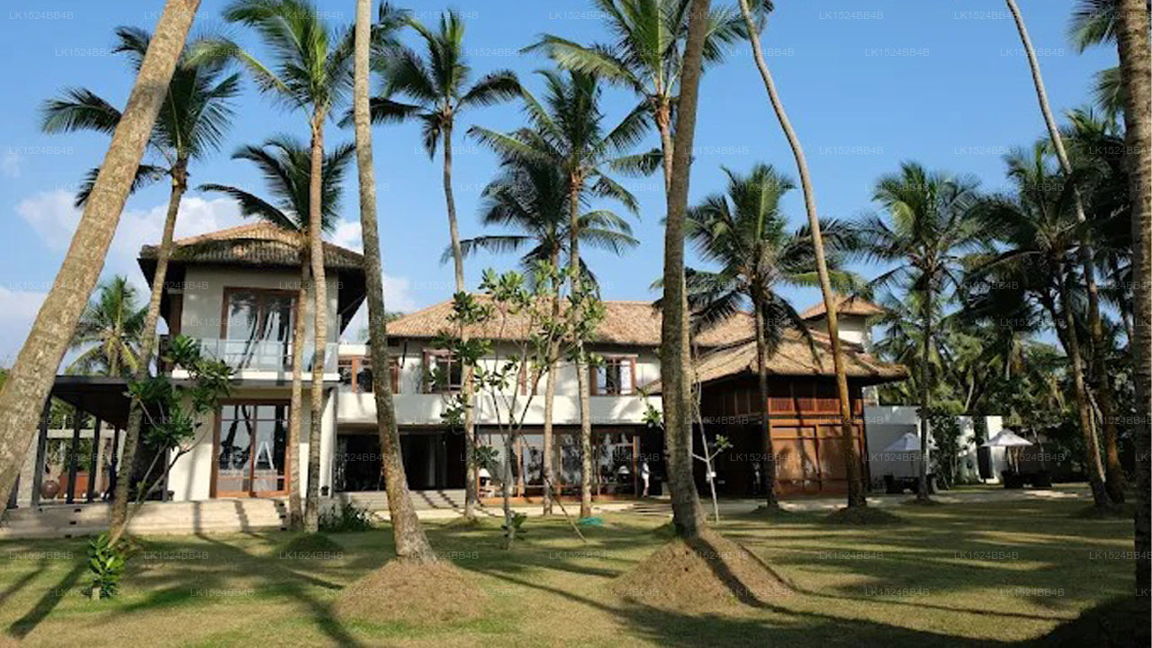 The Villa by Contemporary , Wadduwa