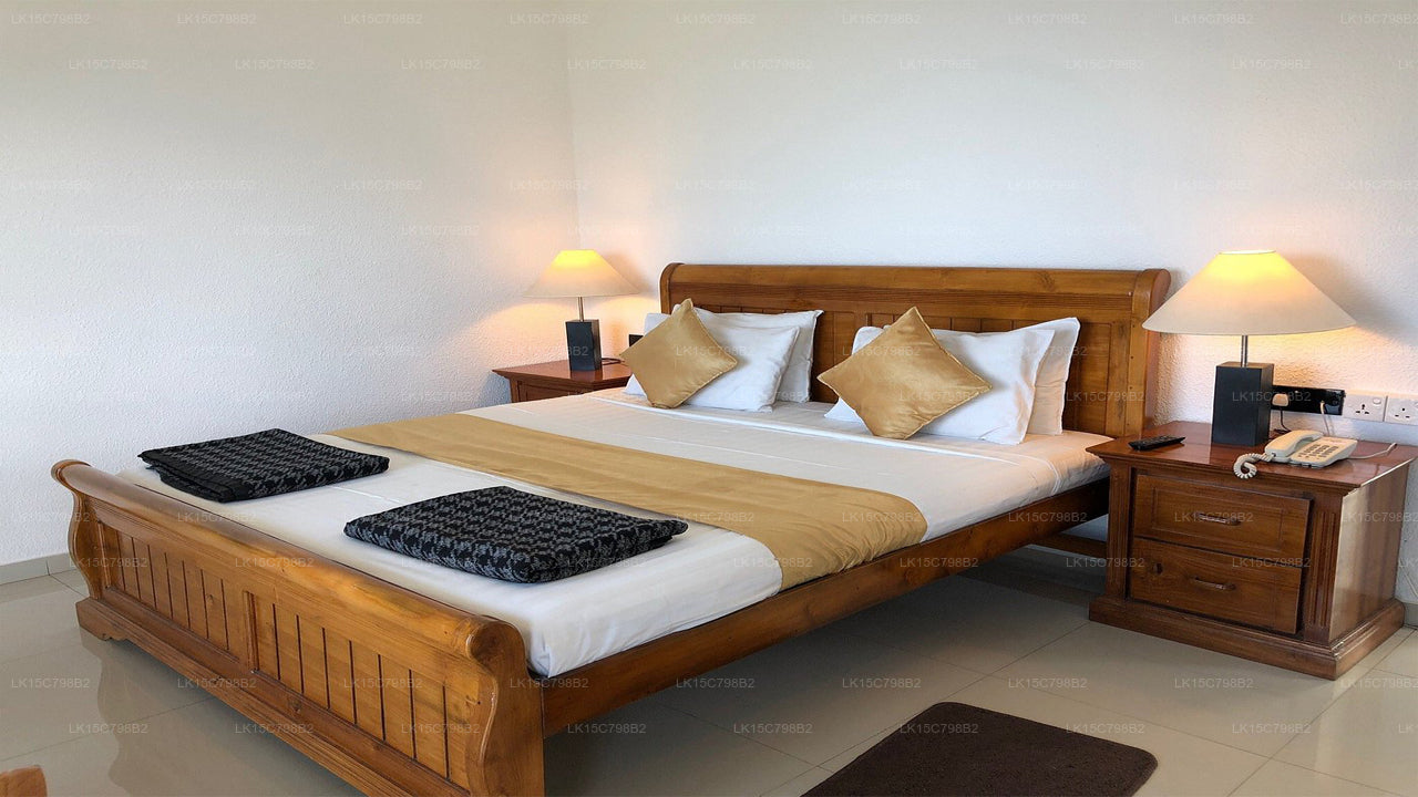 Hotel Heaven's Edge, Ella