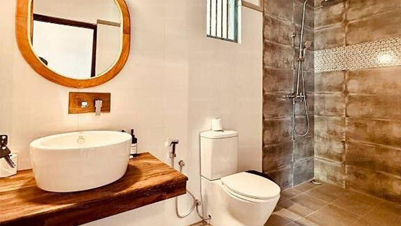 Hiding Unawatuna, Unawatuna