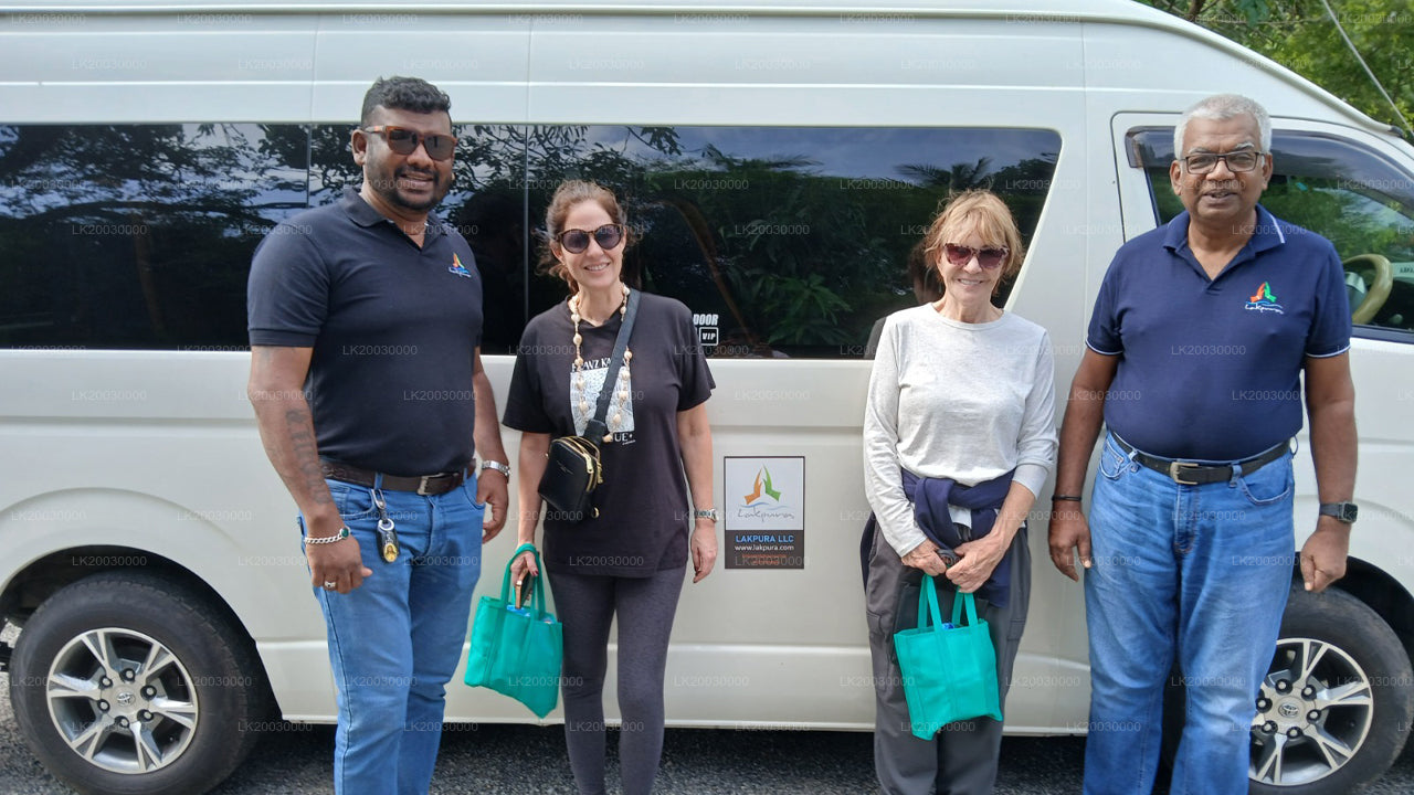 ड्राइवर वाली बड़ी वैन किराए पर लें