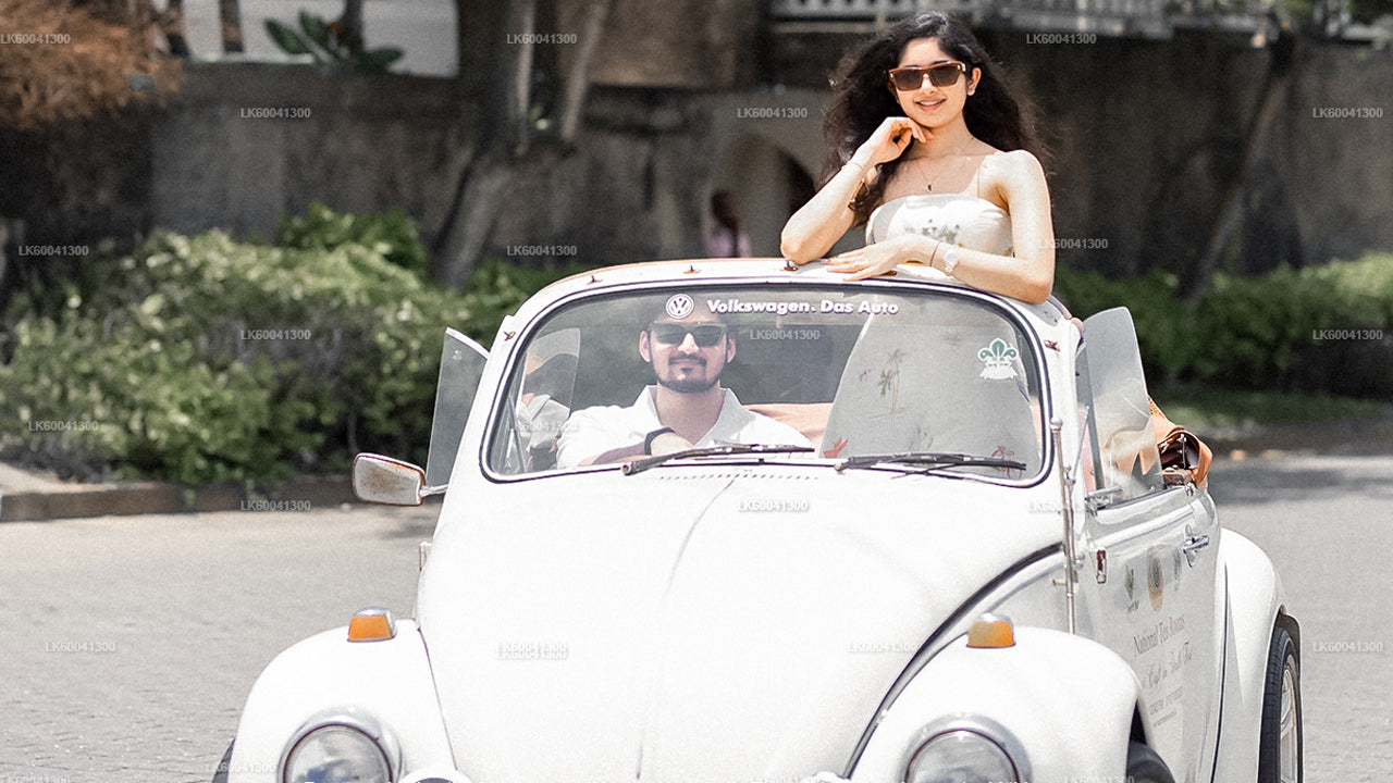 क्लासिक कार में गैले शहर और ग्रामीण इलाकों का भ्रमण