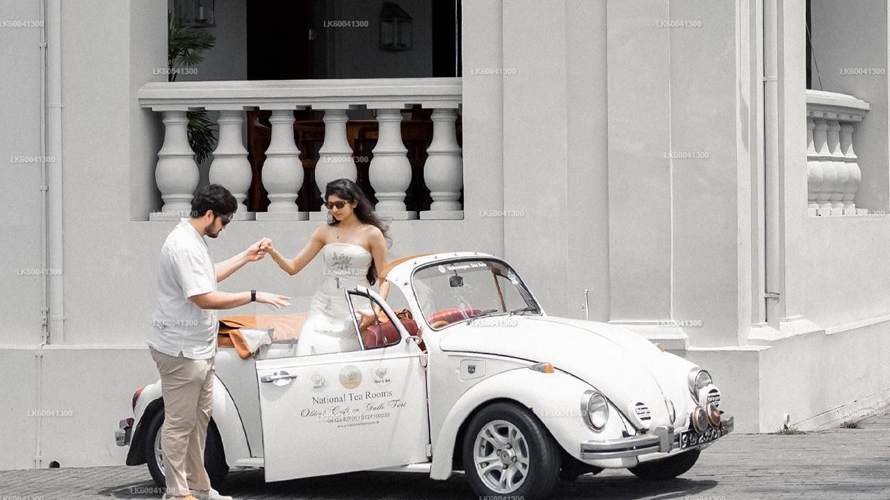 क्लासिक कार में गैले शहर और ग्रामीण इलाकों का भ्रमण