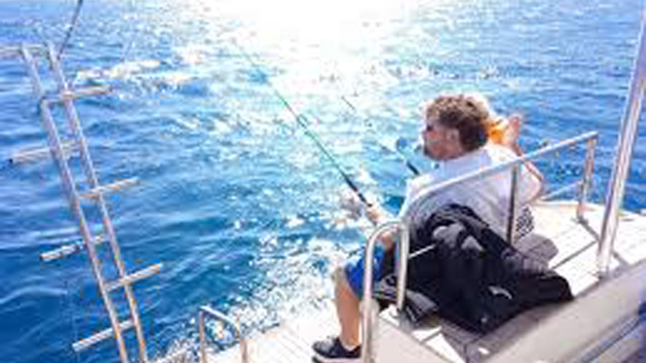 मिरिसा से रात भर मछली पकड़ने का क्रूज़