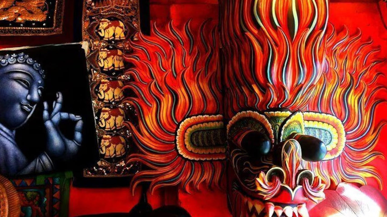 अंबालांगोडा से मास्क पेंटिंग