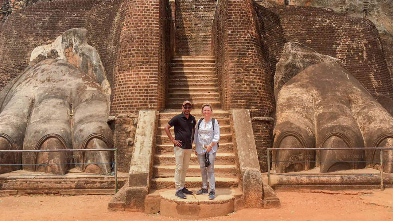 कोलंबो से सिगिरिया और मिनेरिया (2 दिन)