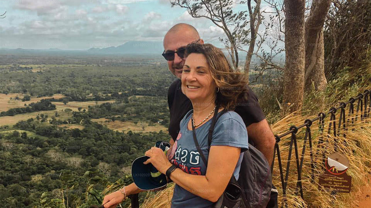 कोलंबो से सिगिरिया और मिनेरिया (2 दिन)