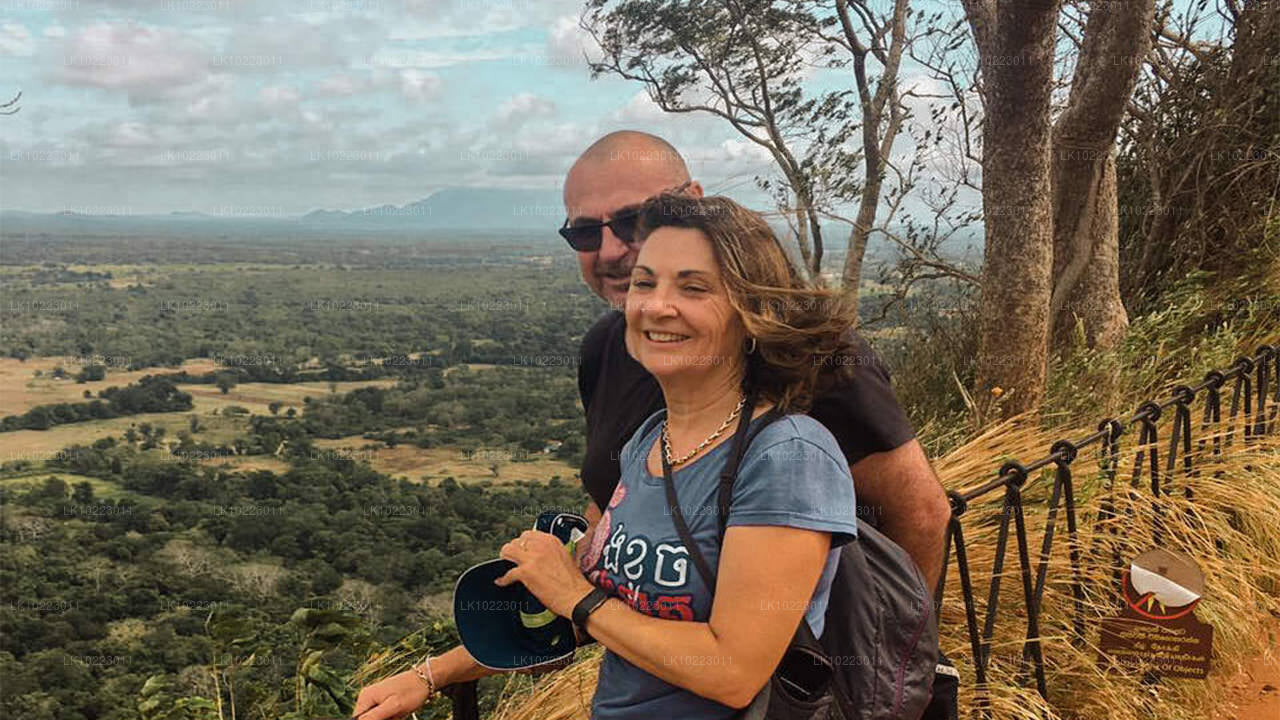 नेगोंबो से सिगिरिया और मिनेरिया (2 दिन)