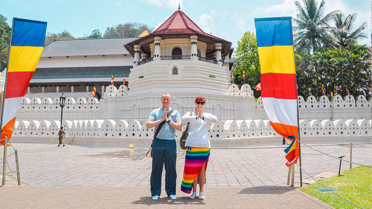 हिक्काडुवा से पहाड़ियों की संस्कृति का दौरा (2 दिन)