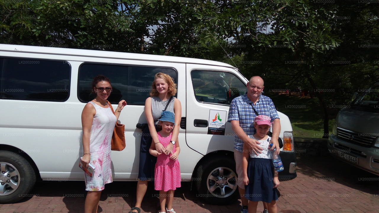 ड्राइवर वाली स्टैंडर्ड वैन किराए पर लें