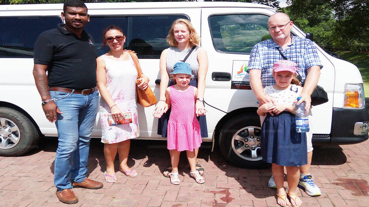 ड्राइवर वाली स्टैंडर्ड वैन किराए पर लें