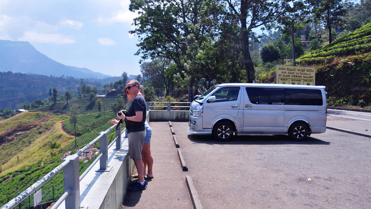 ड्राइवर वाली स्टैंडर्ड वैन किराए पर लें