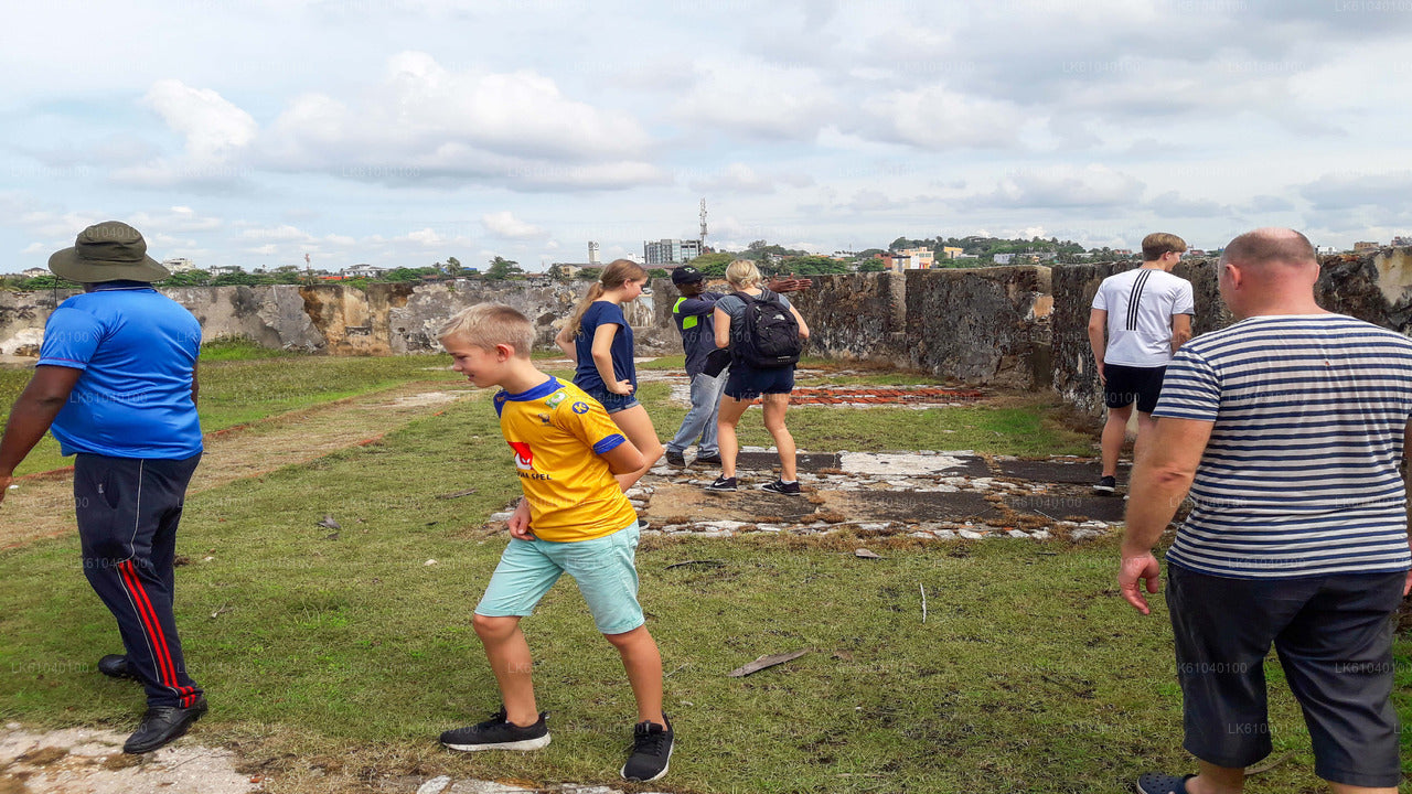 स्थानीय लोगों के साथ गैले किले की सैर
