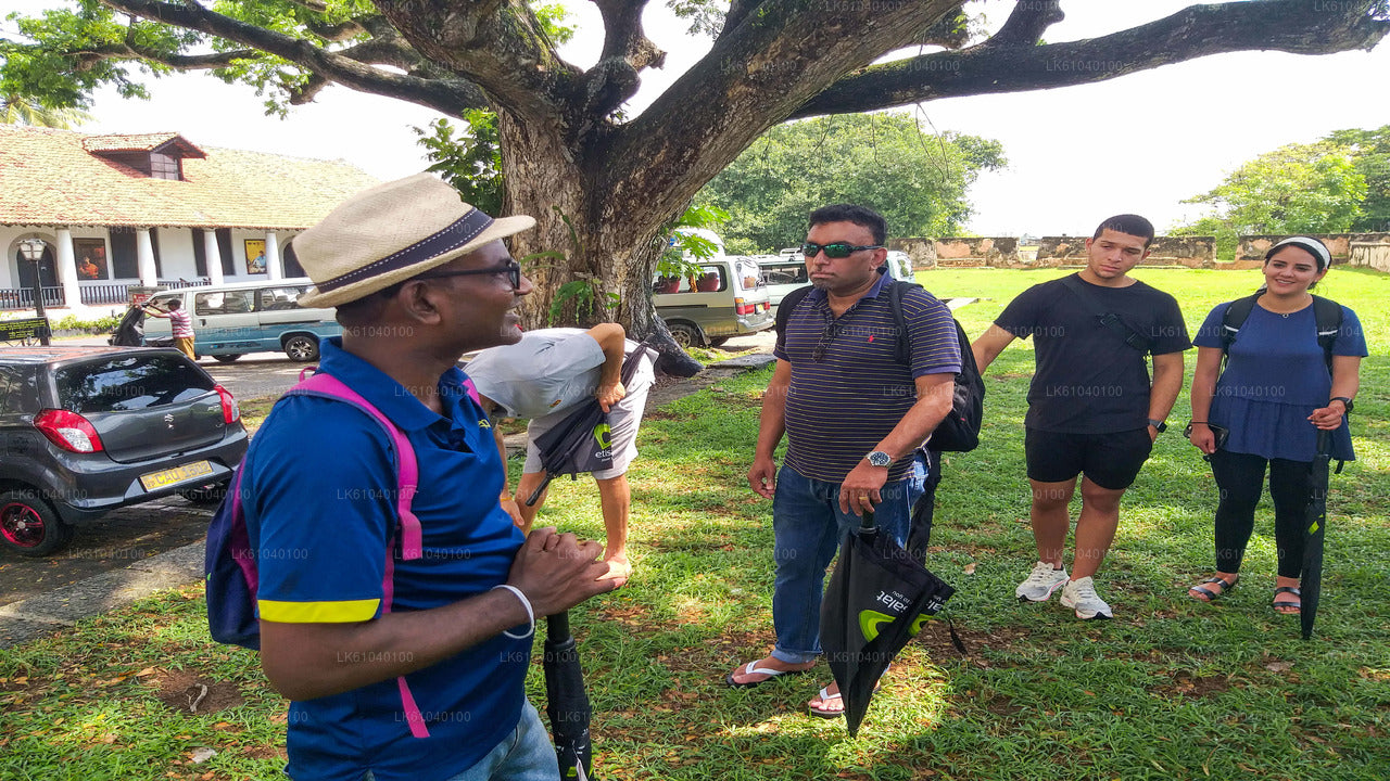 स्थानीय लोगों के साथ गैले किले की सैर