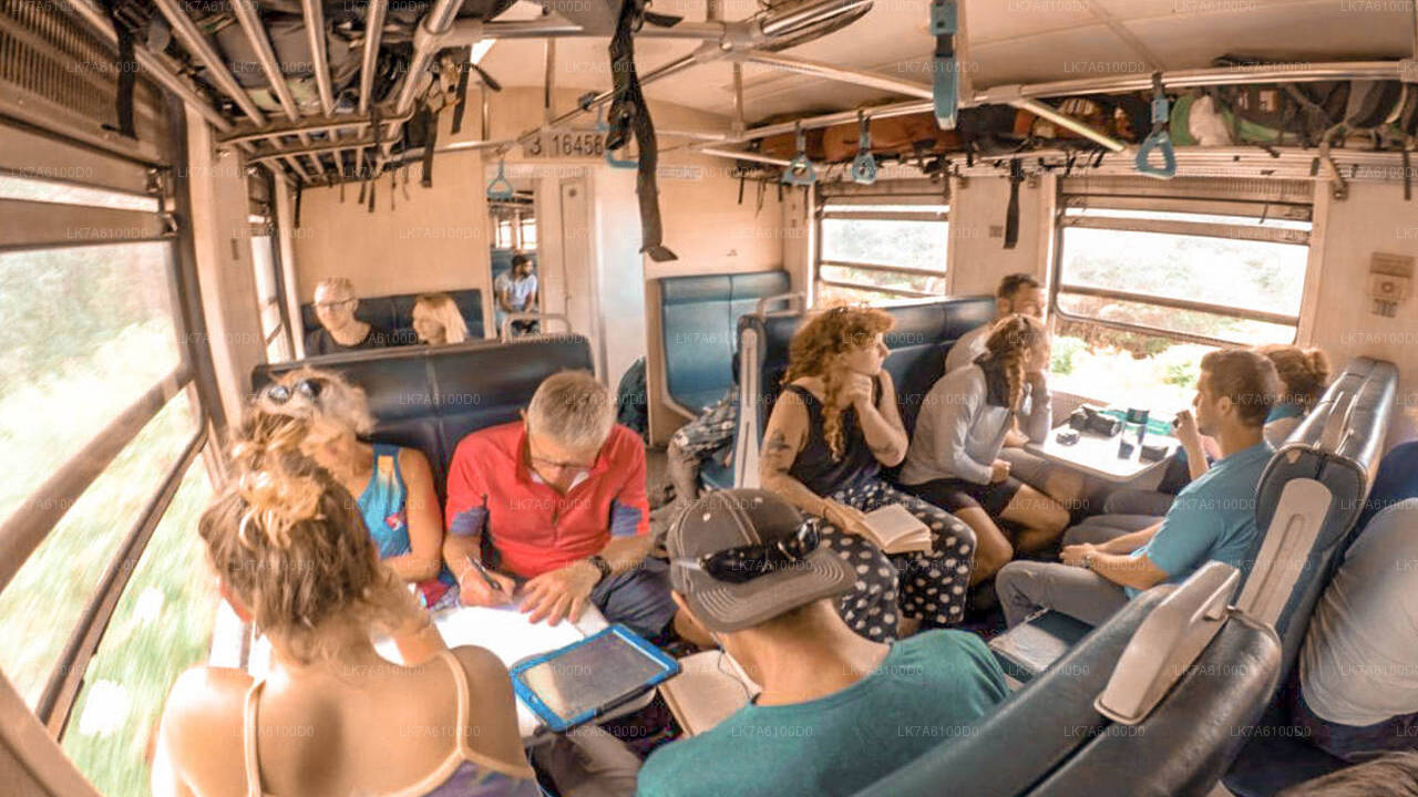 बदुल्ला से कोलंबो ट्रेन की सवारी (ट्रेन नंबर 1016 "उदारता मेनिके")